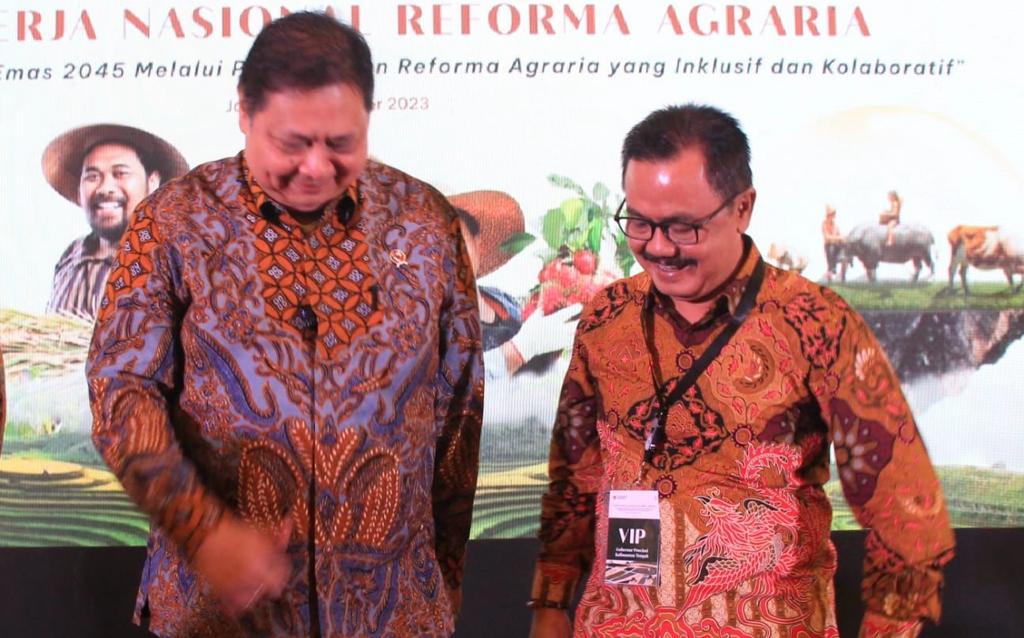 PENGHARGAAN : Asisten Pemerintahan dan Kesra Setda Kalteng Herson B. Aden pada Rapat Koordinasi Nasional (Rakornas) Reforma Agraria yang dirangkai dengan penyerahan Penghargaan Reforma Agraria tahun 2023 di Sheraton Grand Jakarta Gandaria City Hotel Jalan Arteri Pondok Indah – Jakarta Selatan, Selasa (31/10/2023). (foto:MMC)