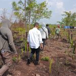 PENGAMBILAN TITIK KOORDINAT : Pihak Penyidik dari Ditreskrimum Polda Kalteng bersama BPN Kota Palangka Raya usai mengambil titik koordinat tanah milik kelompok tani lewu taheta, Senin (6/11/2023). (foto:ardi)