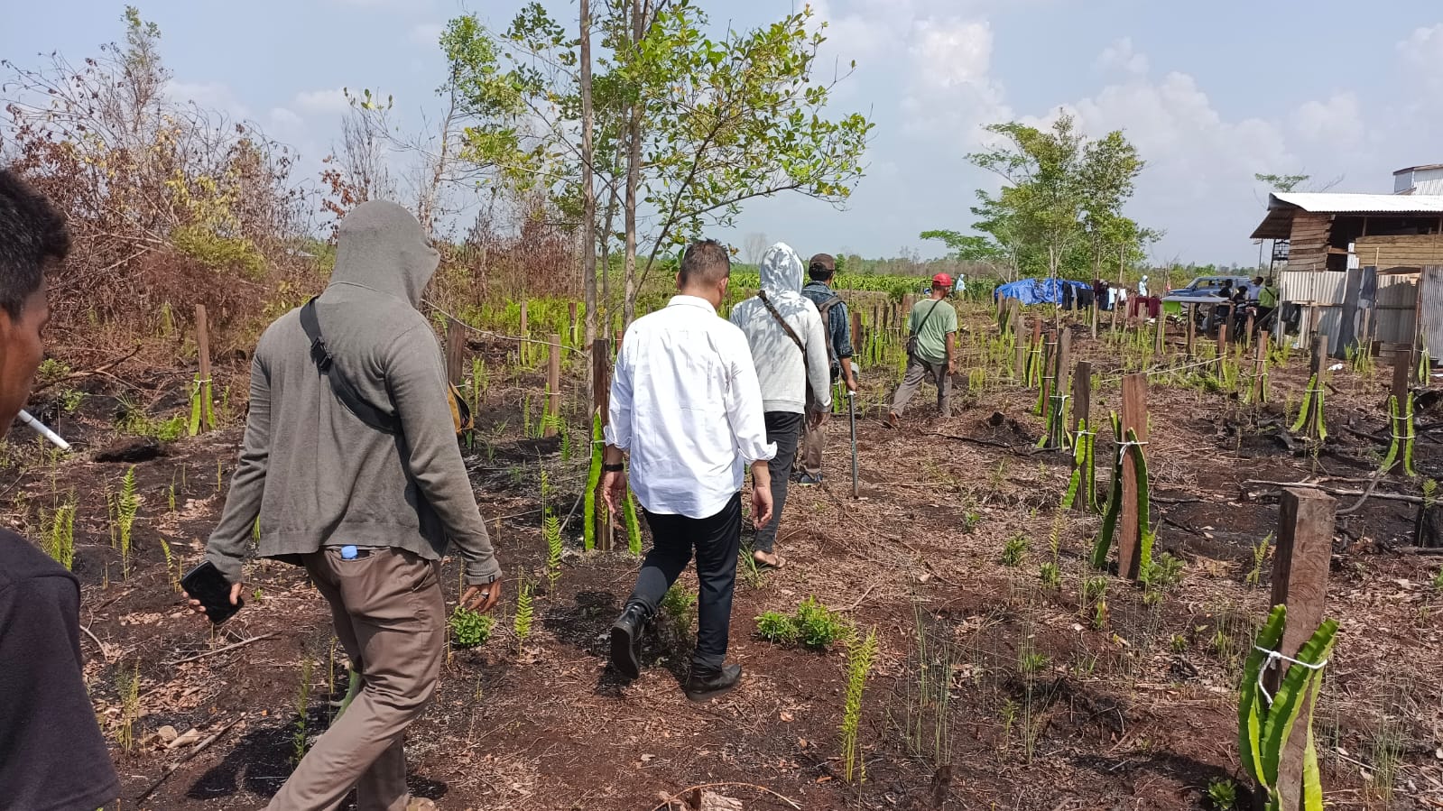 PENGAMBILAN TITIK KOORDINAT : Pihak Penyidik dari Ditreskrimum Polda Kalteng bersama BPN Kota Palangka Raya usai mengambil titik koordinat tanah milik kelompok tani lewu taheta, Senin (6/11/2023). (foto:ardi)