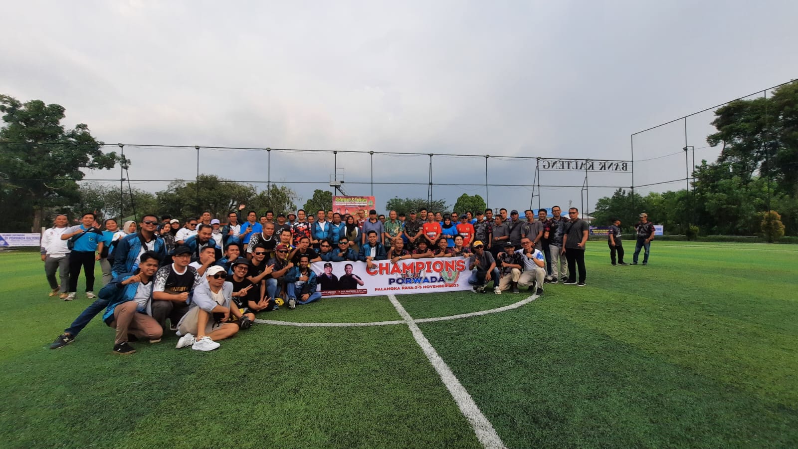 KEBERSAMAAN : Asisten Adum Setda Kalteng,Sri Suwanto bersama sejumlah awak media yang mengikuti Porwada, di lapangan mini soccer Jalan Cempaka, Jumat (3/11/2023). (foto:PWI)