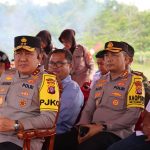 HADIRI SISPAM : Kapolda Kalteng, Irjen Djoko Poerwanto bersama Kapolresta Palangka Raya, Kombes Budi Santosa, saat menghadiri simulasi sistem pengamanan (sispam) kota, di lapangan UPT Taman Budaya Kalteng, Jalan Temanggung Tilung, Kota Palangka Raya, Kalimantan Tengah, Senin (20/11/2023) pagi. (foto: Polresta)