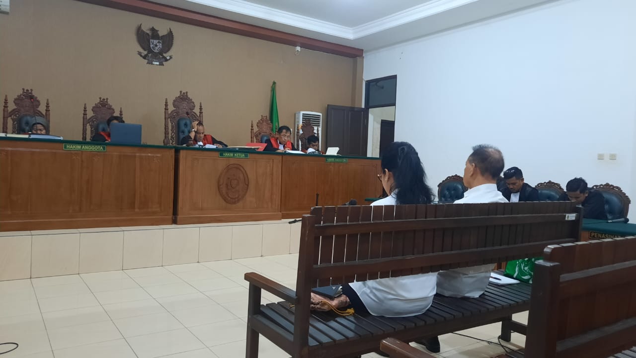 TUNTUTAN : Mantan Bupati Kapuas, Ben Brahim S Bahat dan Istri, Ary Eghani saat menjalani persidangan dengan agenda tuntutan, di Pengadilan Tipikor Palangka Raya, Selasa (21/11/2023). (foto: Ardi)