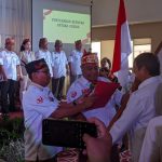 Ketua Dewan Pembina Gekira Hashim S Djojohadikusumo saat menyerahkan bendera Gekira kepada Ketua Gekira Kalteng Christian Sancho (Foto : Nopri)