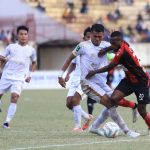 IMBANG: Terlihat Pemain Kalteng Putra dengan seragam Putih saat mencoba merebut bola dari pemain Persipura Jayapura, di Stadion Mandala Jayapura, Kamis (2/11/2023). (foto:ist)