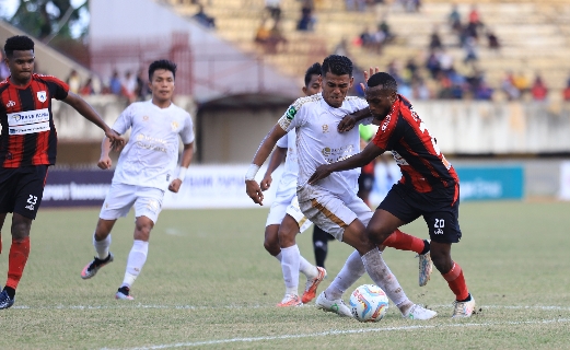 IMBANG: Terlihat Pemain Kalteng Putra dengan seragam Putih saat mencoba merebut bola dari pemain Persipura Jayapura, di Stadion Mandala Jayapura, Kamis (2/11/2023). (foto:ist)