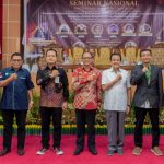 Foto bersama setelah selesai acara Seminar Nasional Penguatan Kebijakan Pembangunan Berkelanjutan di Aula Rahan, Lantai II Gedung Rektorat Universitas Palangka Raya (Foto : Humas Universitas Palangka Raya)