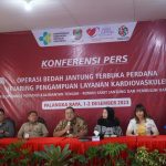 RILIS : Ketua Tim Pengampu Layanan Kardiovaskuler Nasional Dr. dr. Hananto Andriantoro, Sp.JP(K),M.A.R.S saat menggelar Konferensi Pers bersama jajaran Tim bedah jantung Rumah Sakit Jantung dan Pembuluh Darah Harapan Kita dan Tim dari RSUD dr. Doris Sylvanus  Kalteng di Lobby RSUD dr. Doris Sylvanus, Sabtu (2/12/2023). (FOTO:ardi)