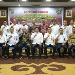 SINKRONISASI : Kepala Dinas Energi dan Sumber Daya Mineral (ESDM) Provinsi Kalteng, Vent Christway menyampaikan rapat koordinasi forum kelistrikan ajang sinkronisasi program terkait listrik, Rabu (6/12/2023). (foto:mmc)