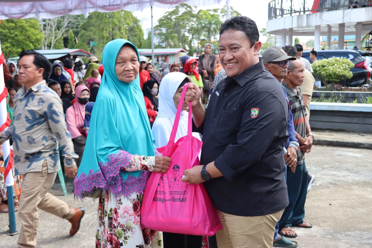 TINJAU : Wakil Gubernur Kalimantan Tengah (Kalteng) H. Edy Pratowo membuka secara resmi sekaligus meninjau pasar penyeimbang, di Taman Rusa, Kabupaten Barito Selatan, Sabtu (9/12/2023). (FOTO:MMC)