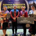 PENGHARGAAN : Pemprov Kalteng terima penghargaan dari Kementerian Koordinator Bidang Kemaritiman dan Investasi Republik Indonesia dalam acara Malam Anugerah BBWI 2023 yang dirangkaikan dengan pemberian Anugerah BBI 2023 bagi pelaku UMKM/IKM/Artisan, di Hotel Mulia Senayan, Jakarta, Jumat (15/12/2023) malam. (FOTO:MMC)