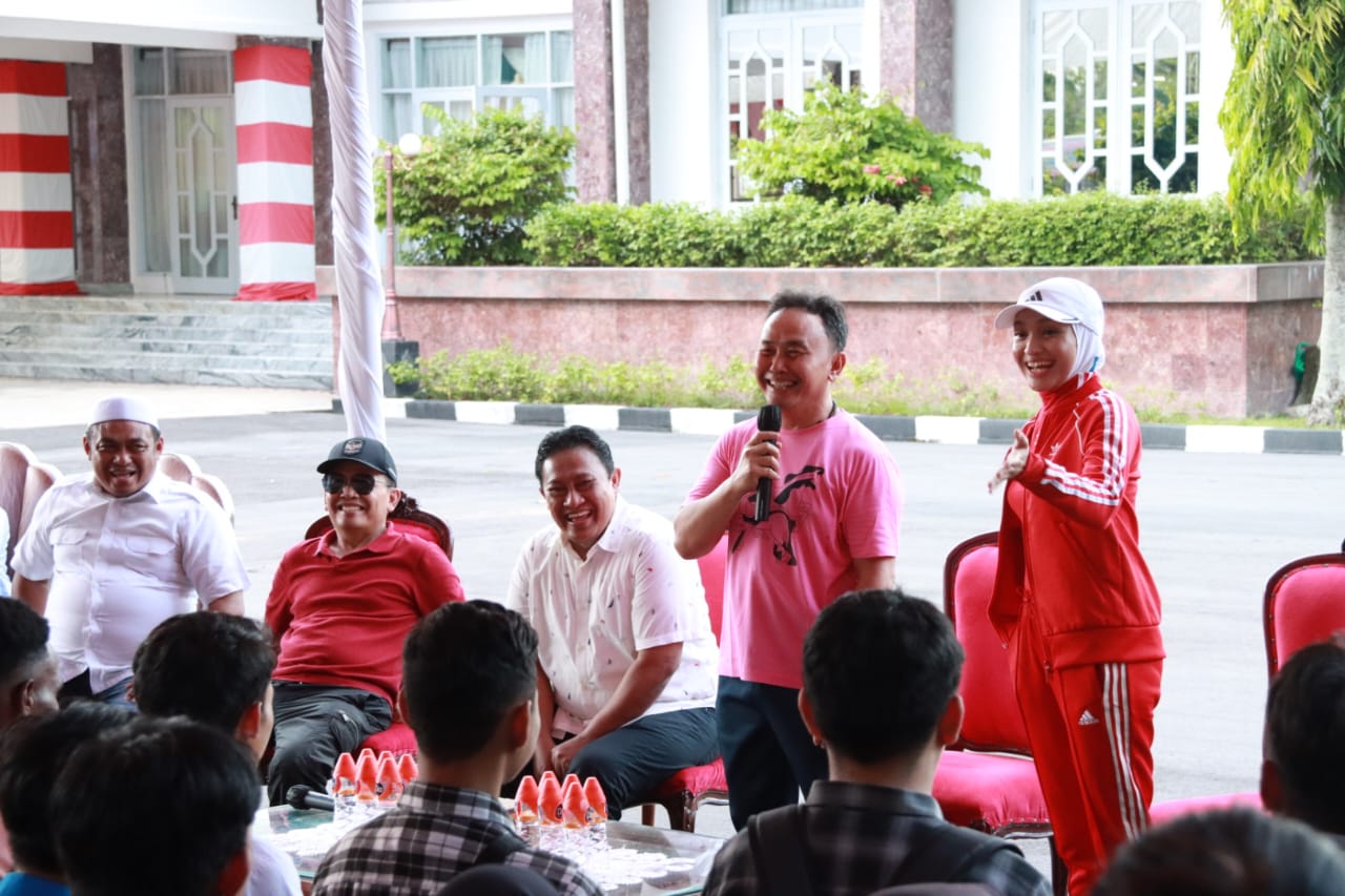 SALURKAN BANSOS : Gubernur Kalteng, Sugianto Sabran didampingi Wagub Kalteng,Edy Pratowo bersama Anggota DPR RI, Agustiar Sabran, Ketua TP-PKK Kalteng, Ivo Sugianto Sabran menyampaikan arahan kepada mahasiswa/i sekaligus memberikan bantuan sosial (bansos), di Istana Isen Mulang, Rujab Gubernur Kalteng, Sabtu (30/12/2023). (foto:MMC)