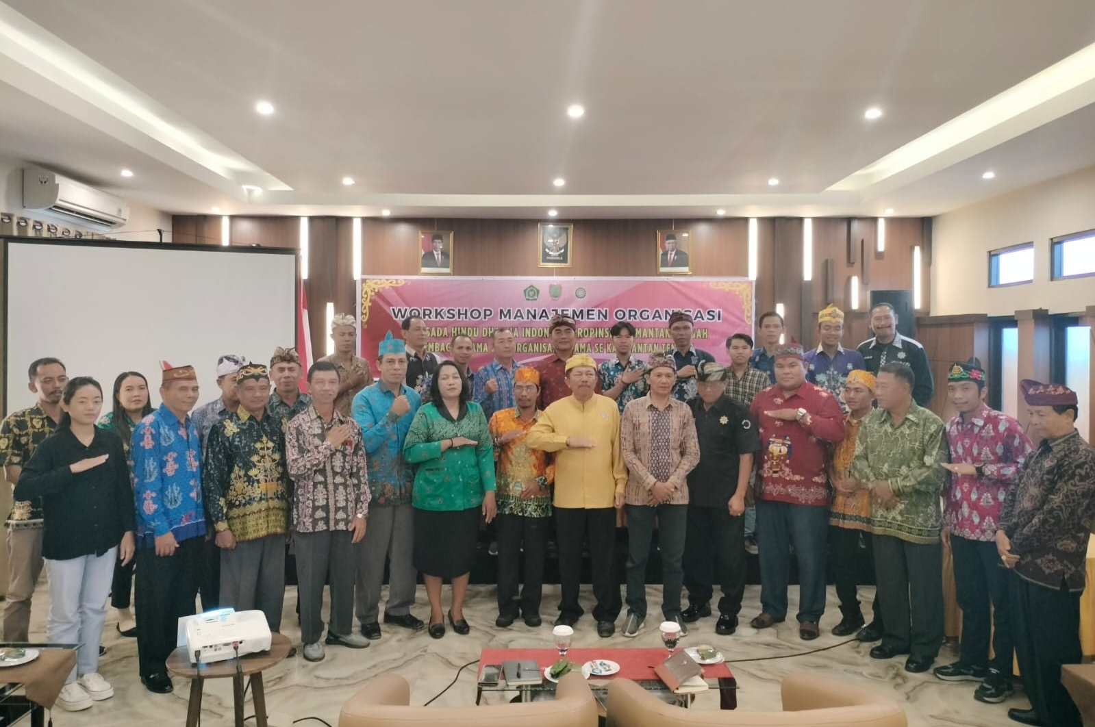 Foto bersama setelah selesai Workshop Manajemen PHDI Provinsi Kalteng di Hotel Putra Kahayan, Kota Palangka Raya (Foto : Ist)