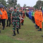 Danrem 102 Panju Panjung, Brigjen TNI Iwan Rosandriyanto bersama Kapolda Kalteng Irjen Pol Djoko Poerwanto saat mengecek sarana dan prasarana kesiapsiagaan penanggulangan bencana (Foto : Nopri)