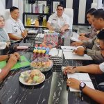 RAPAT : Badan Pendapatan Daerah (Bapenda) mengadakan Rapat Koordinasi terkait Inovasi Layanan E-Pahari bersama Ditlantas Polda Provinsi Kalimantan Tangah, Rabu (6/12/2023) di Ruang Kerja Kepala Bapenda Prov. Kalteng. (FOTO:MMC)