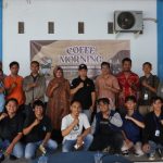 Foto bersama setelah acara coffee morning bersama awak media di Kantor Bawaslu Kalteng (Foto : Nopri)