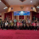 Foto bersama setelah acara pelepasan bagi 31 orang PNS purna tugas tahun 2023 di Aula Rahan, Gedung Rektorat Universitas Palangka Raya (Foto : Humas Universitas Palangka Raya)