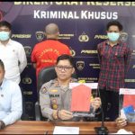 PRESS RILIS : Kabidhumas Polda Kalteng, Kombes Pol Erlan Munaji didampingi Kasubdit V/Tipidsiber Kompol Tris Zeno Alkindi saat konferensi pers, di Aula Ditreskrimsus, Kamis (21/12/23) siang. (foto:ardi)