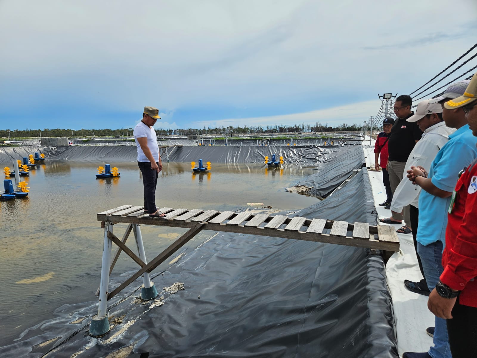 TINJAU : Gubernur Kalteng, Sugianto Sabran bersama Kadis Keluatan dan Perikanan, Darliansjah menyaksikan secara langsung tahap uji konstruksi Shrimp Estate Kalteng BERKAH kawasan shrimp estate, di Desa Sungai Raja, Kabupaten Sukamara, Selasa (9/1/2024). (foto:mmc)