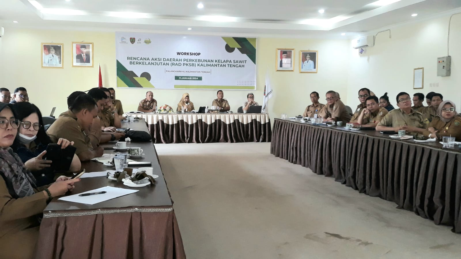 WORKSHOP : Pemerintah Provinsi Kalimantan Tengah melalui Dinas Perkebunan (Disbun) Kalteng berkerja sama dengan EFI dan Yayasan Javlec menyelenggarakan Workshop Rencana Aksi Daerah Perkebunan Kelapa Sawit Berkelanjutan (RAD PKSB) Provinsi Kalimantan Tengah Tahun 2024 secara hybrid, di Aula Dinas Perkebunan Kalteng, Selasa (9/1/2024). (foto:mmc)