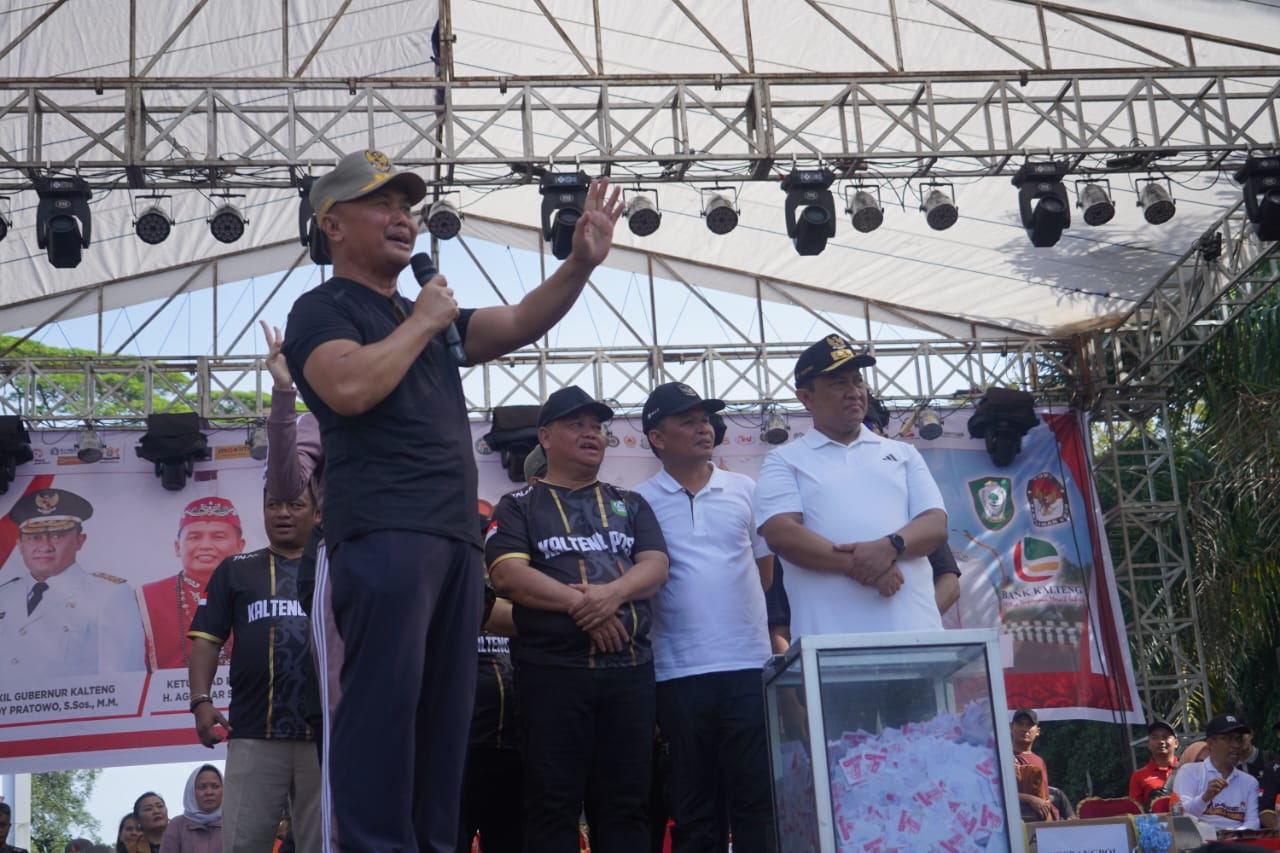 LAUNCHING : Gubernur Kalteng, Sugianto Sabran didampingi anggota DPR RI, Agustiar Sabran dan Wagub Kalteng, Edy Pratowo launching Tabungan Beasiswa Berkah (TABE), di Taman Kota Sampit, Minggu (21/1/2024). (foto:mmc)