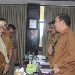 BERBINCANG : Pj Bupati Pulpis berbincang santai dengan Tim Evaluator dari Kemendagri, Rabu (9/1/2024). (foto: pemkab pulpis)