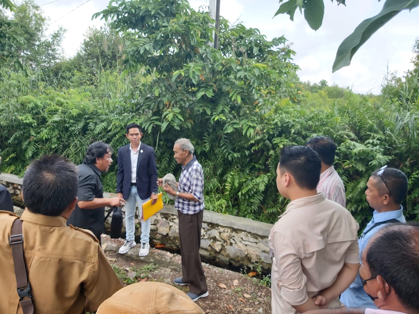 SIDANG SETEMPAT : Hakim Ketua Erhammudin saat memimpin sidang setempat perkara sengketa tanah, di Jalan Adonis Samad, Selasa (30/1/2024). (foto:ardi)