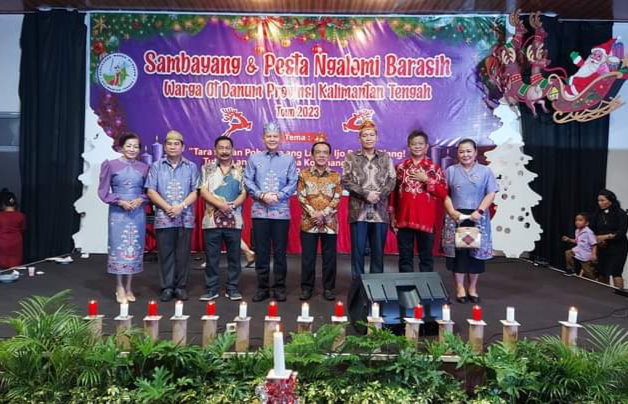 Foto bersama setelah selesai perayaan Natal Kerukunan Warga Ot Danum di Gedung Sangkuwong, Kota Palangka Raya (Foto : Ist)