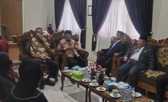 Wakil Ketua I DPRD Provinsi Kalteng, Abdul Razak saat menghadiri pelantikan Rektor Universitas Antakusuma (Untama) Pangkalan Bun periode 2024-2029, M Faturahman (Foto : Ist)