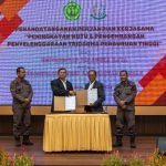 Rektor UPR, Prof. Dr. Ir. Salampak, M.S dan Kepala Kejati Kalteng, Dr. Undang Mugopal, S.H, M.Hum foto bersama setelah menandatangani MoU di Aula Pertemuan Kejati Kalteng (Foto : Nopri)