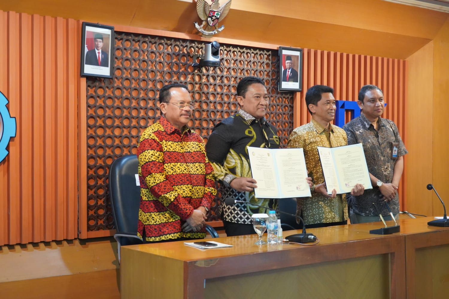 PROGRAM FOOD ESTATE: Wagub Kalteng,Edy Pratowo didampingi Sekda Kalteng, Nuryakin menjalin kerjasama dengan ITS Surabaya yang dihadiri Plh Rektor ITS Surabaya, Bambang Pramujati untuk program Food Estate, Kamis (22/2/2024). (foto:MMC)