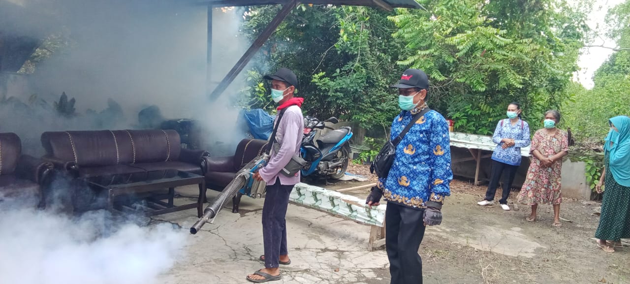 CEGAH DBD : Tim Dinkes Pulpis saat melakukan foging untuk mencegah DBD di salah satu pemukiman warga, Senin (19/2/2024). (foto:juandi)