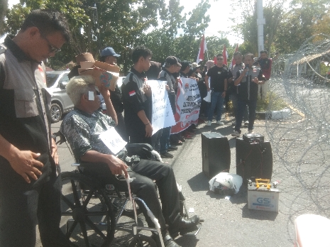 AKSI DAMAI : Ketua LSR-LPMT Kalteng,Agatisansyah memimpin aksi damai mendukung pejuang demokrasi, di Kantor KPU Kalteng, Kamis (29/2/2024). (foto: ardi)