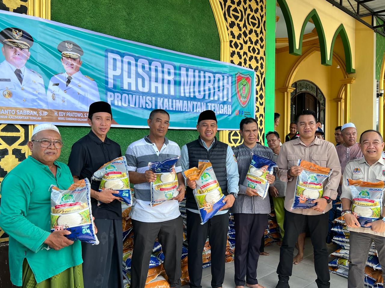 PASAR MURAH : Pemprov Kalteng melaksanakan kegiatan Pengendalian Inflasi Daerah dan Pasar Murah Berbagi Berkah saat ini di Kelurahan Baamang Tengah, Kecamatan Baamang, Kabupaten Kotawaringin Timur yang dipusatkan di Masjid Al-Hadi Muttaqin Jalan Desmon Ali, Kamis (21/3/2024). (FOTO:MMC)