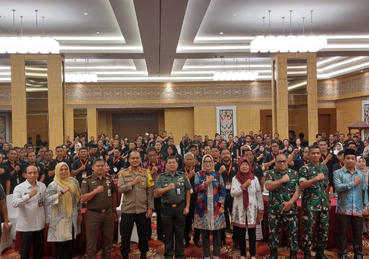 Foto bersama setelah kegiatan Sosialisasi dan Diseminasi Pembinaan Kesadaran Bela Negara Lingkup Pekerjaan di Hotel Aquarius, Kota Palangka Raya (Foto : Nopri)