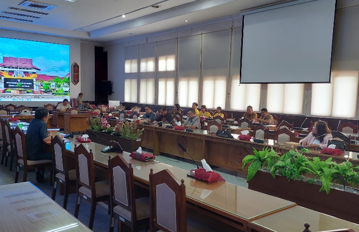 Pansus DPRD Kalteng saat rapat internal membahas tiga Raperda (Foto : Ist)