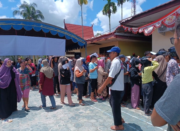 Warga sedang antri pada pasar murah di Halaman Kantor Kelurahan Langkai, Kota Palangka Raya (Foto : Nopri)