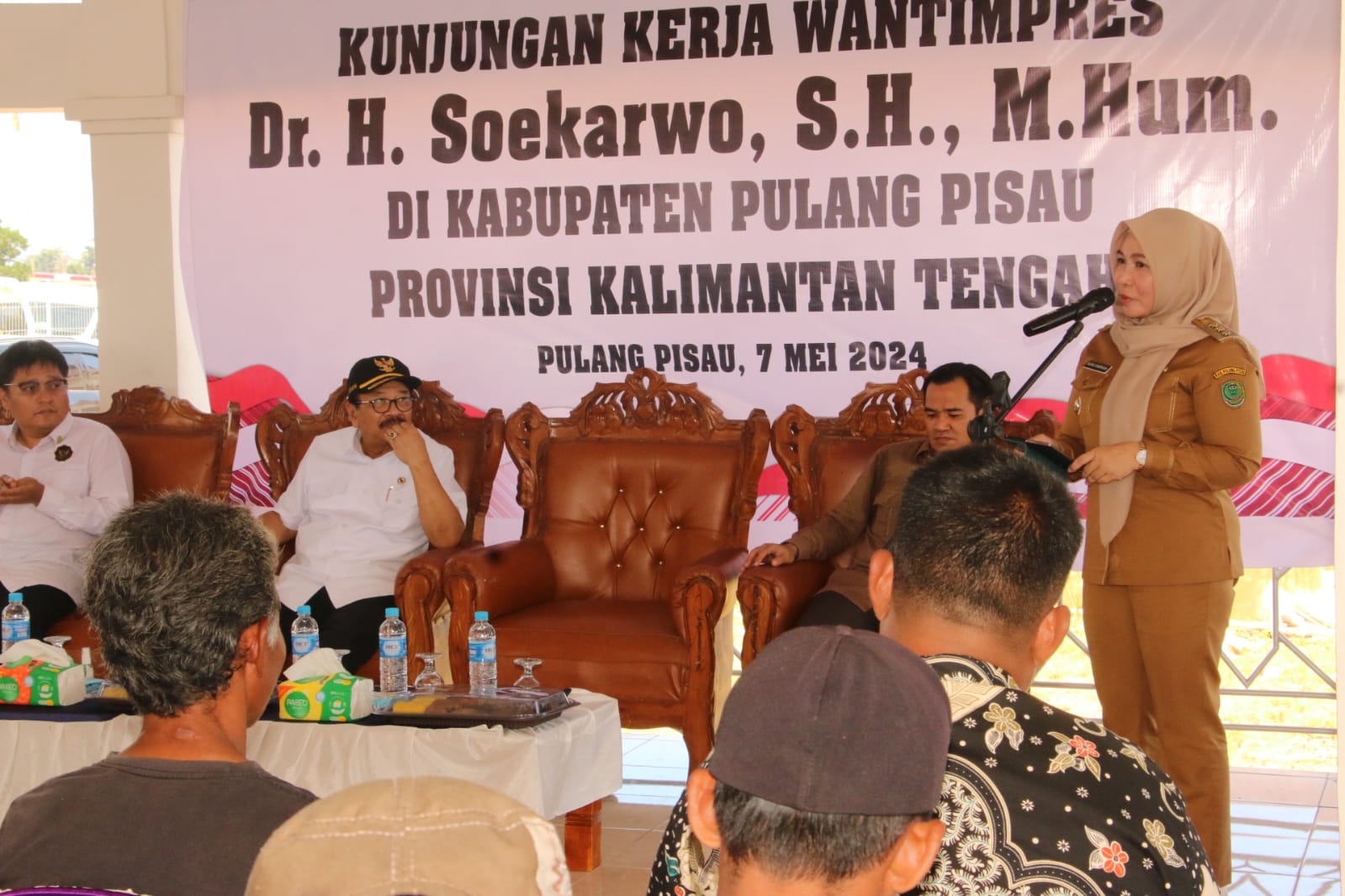 TINJAU FOOD ESTATE : Pemerintah Kabupaten Pulang Pisau menerima kunjungan kerja Anggota Dewan Pertimbangan Presiden (Wantimpres), DR. H. soekarwo, S.H., M.HUM ke Kecamatan Pandih Batu, Kabupaten Pulang Pisau, Selasa (7/5/2024). (foto:juandi)