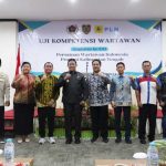 BERSINERGI : Wagub Kalteng, Edy Pratowo bersama General Manager PLN Unit Induk Penyaluran dan Pusat Pengatur Beban (UIP3B) Kalimantan Abdul Salam Nganro, Manager Bagian UIP3B Transmisi Kalteng Bayu Putra Andrianto, para Penguji UKW, Ketua PWI Kalteng Muhammad Zainal terlihat bersinergi usai membuka kegiatan UKW, di Hotel Luwansa, Selasa (28/5/2024). (foto:PWI KALTENG)