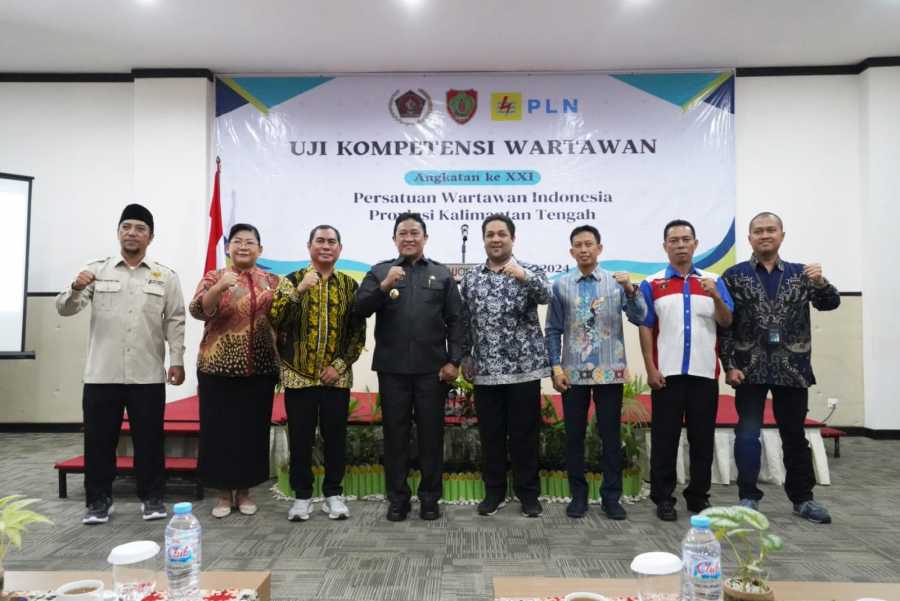 BERSINERGI : Wagub Kalteng, Edy Pratowo bersama General Manager PLN Unit Induk Penyaluran dan Pusat Pengatur Beban (UIP3B) Kalimantan Abdul Salam Nganro, Manager Bagian UIP3B Transmisi Kalteng Bayu Putra Andrianto, para Penguji UKW, Ketua PWI Kalteng Muhammad Zainal terlihat bersinergi usai membuka kegiatan UKW, di Hotel Luwansa, Selasa (28/5/2024). (foto:PWI KALTENG)