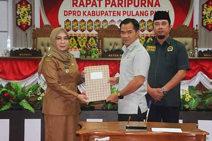 PARIPURNA : Pj Bupati Pulang Pisau (Pulpis) Hj Nunu Andriani mengikuti Rapat Paripurna DPRD masa Persidangan I Tahun sidang 2024, di Ruang Sidang Paripurna DPRD, Senin (29/4/2024). (foto:juandi)