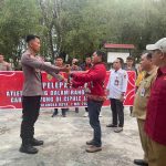 PELEPASAN : Ketua Koni Kalteng, Rahmat Hidayat saat menyerahkan dayung ke salah satu atlet saat kegiatan pelepasan TC ke Jawa Barat, di Jalan Thamrin, Senin (6/5/2024). (foto:giben)