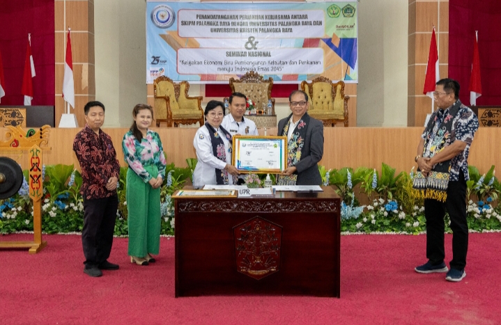 Foto bersama setelah menandatangani perjanjian kerjasama di Aula Rahan, Gedung Rektorat Universitas Palangka Raya (Foto : Ist)