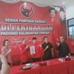 Perdie Midel Yoseph menyerahkan berkas pendaftaran sebagai Bakal Calon Wakil Gubernur Kalteng kepada Ketua DPD PDIP Kalteng, Arton S Dohong (Foto : Nopri)