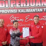 Supian Hadi saat menyerahkan berkas pendaftaran sebagai bakal calon Gubernur Provinsi Kalteng kepada Sekretaris DPD PDIP, Sigit K Yunianto (Foto : Nopri)