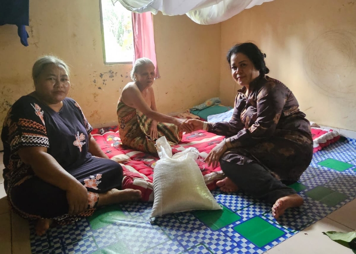 Lurah Langkai, Sri Wanti saat menyerahkan bantuan kepada warga lansia (Foto : Nopri)