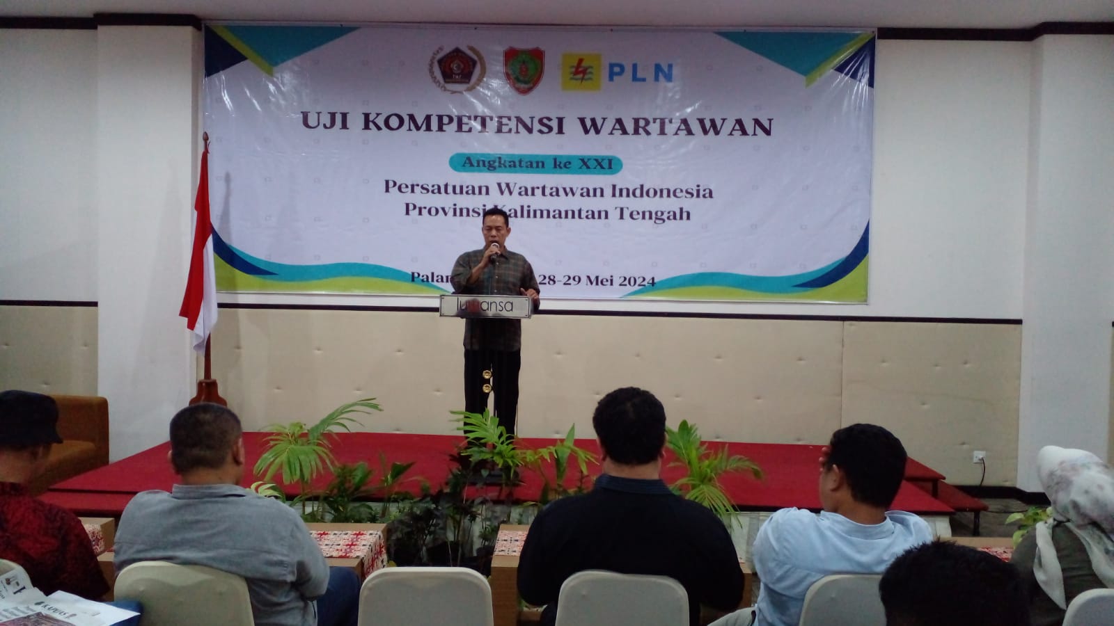 ARAHAN : Ketua PWI Kalteng, M.Zainal saat memberikan arahan pada kegiatan pentutupan UKW PWI-PLN, di Hotel Luwansa Palangka Raya, Rabu (29/5/2024). (foto:adi)