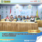 Pj Bupati Lamandau Lilis Suriani kembali mengikuti Asistensi Evaluasi Kinerja Pj Bupati Lamandau TW III melalui zoom meeting dengan pihak Inspektorat Jenderal Kemendagri, di aula Setda Lamandau, Kamis (13/6/2024).