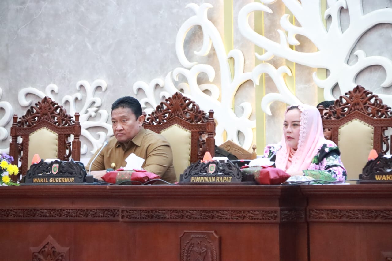 PEMANDANGAN UMUM : Wakil Gubernur Kalimantan Tengah (Kalteng), Edy Pratowo menghadiri Rapat Paripurna ke-5 Masa Persidangan II Tahun Sidang 2024, DPRD Kalteng, di Ruang Rapat Paripurna DPRD Prov. Kalteng, Senin (10/6/2024). (foto:mmc)