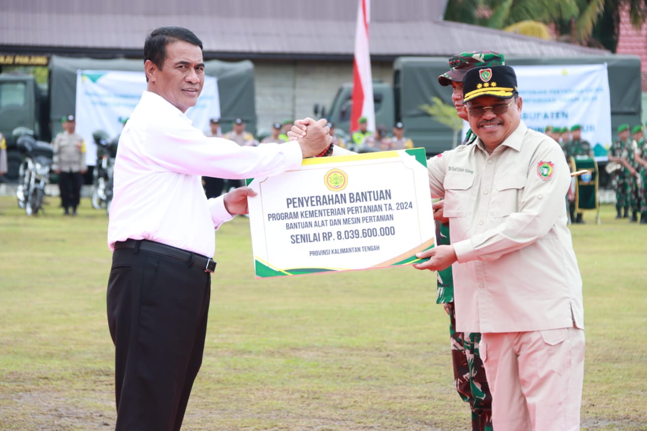 BANTUAN : Menteri Pertanian RI, Andi Amran Sulaiman menyerahkan bangtuan alat dan mesin pertanian secara simbolis ke Sekda Kalteng, Nuryakin, di Makorem 102/pjg, Jumat (14/6/2024). (foto:mmc)