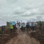 AKSI DAMAI : Anggota Kelompok Tani Lewu Taheta bersama pendampingnya Men Gumpul melakukan aksi damai, di Lokasi Lahan, Rabu (19/6/2024). (foto:ardi)